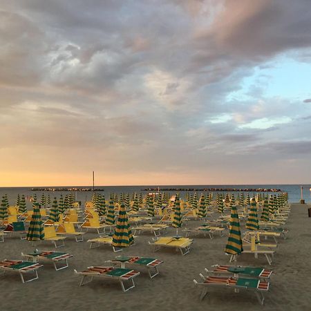 Hotel Viking Римини Экстерьер фото